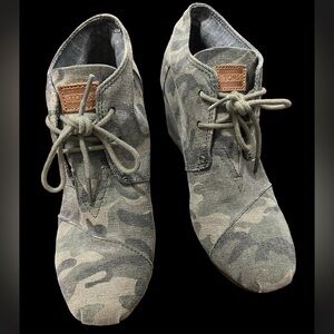 TOMS Camo Wedgie Bootie Shoes Sz 8.5